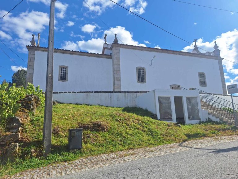 Igrejas de Rendo e Vila Boa foram vandalizadas