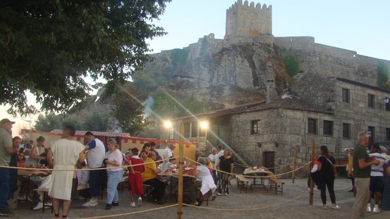 Ceia da Corte ao Luar, em Sortelha, juntou cerca de 350 pessoas e já foi “uma entrada” para o “Muralhas com História”