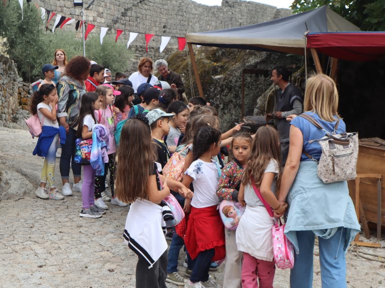 Crianças do 1º e 2º ciclo do concelho visitaram aldeia histórica de Sortelha